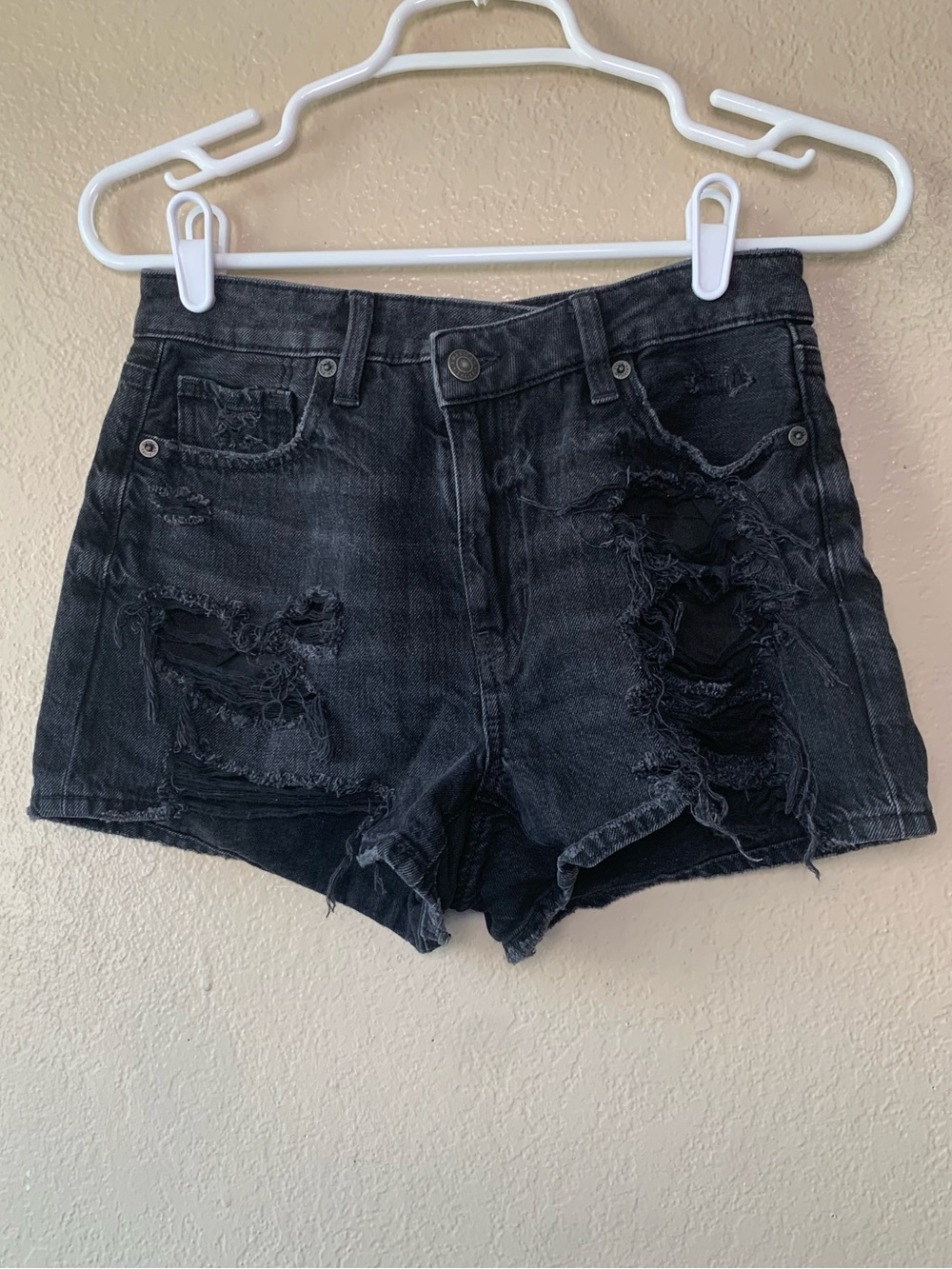 AMERICAN EAGLE Black High Rise Distressed Crossover Waist Denim Shorts Size 0 - Picture 3 of 5